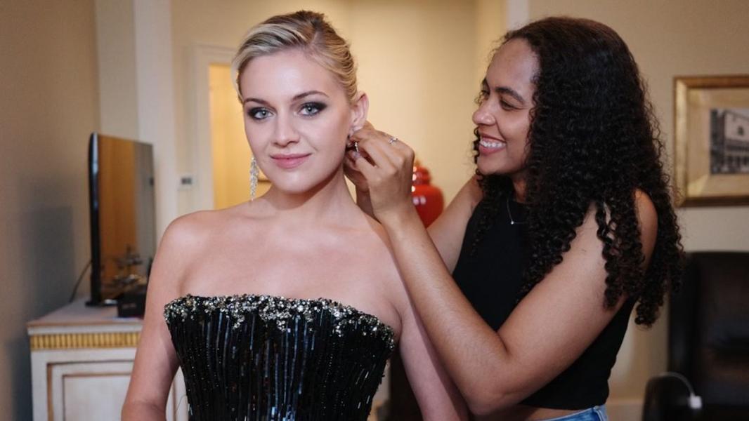 Kelsea Ballerini on Armani Venice Show, Shares Photo by Chase Stokes – The Hollywood Reporter